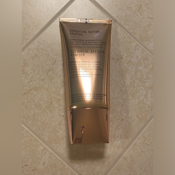 New JLO Beauty That Hit Single Gel Cream Cleanser! - Picture 4 of 4